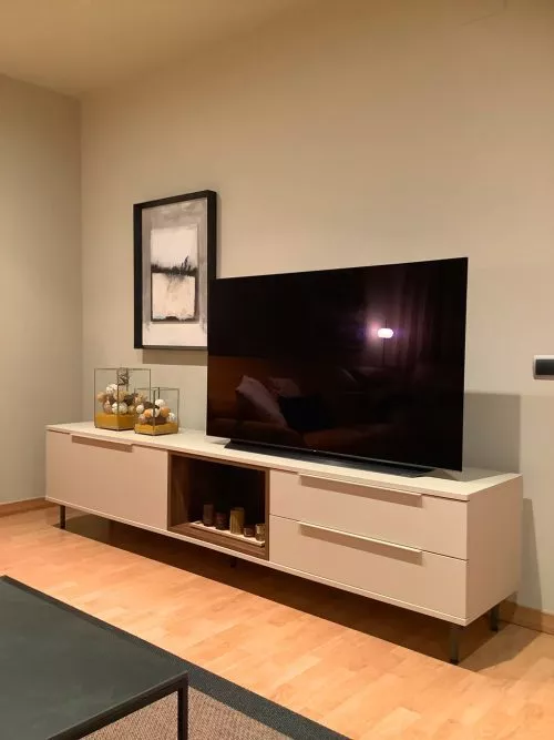 Mueble bajo para la TV que combina los colores Arena y Valentina